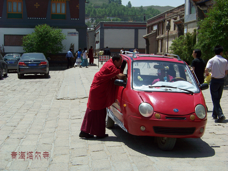 2011年0606b青海西宁湟中塔尔寺 (30)三轮车.jpg