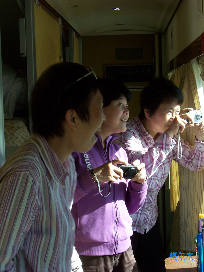 2011年0607c青藏线09点 (61)合影.jpg