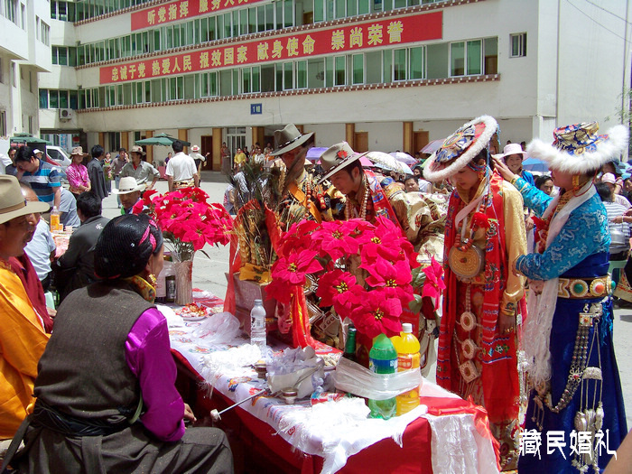 2011年0620e四川雅江藏民婚礼 (40)向父母鞠躬.jpg