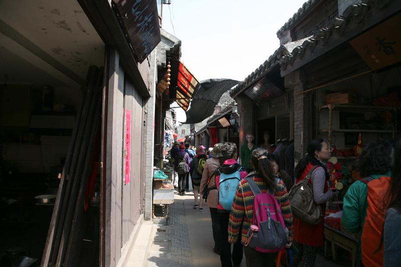 一行人鱼贯而入步入古巷.jpg