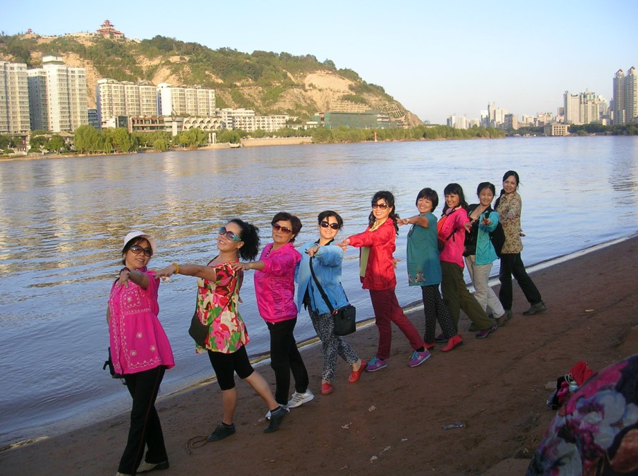 黄河边的女同学.jpg