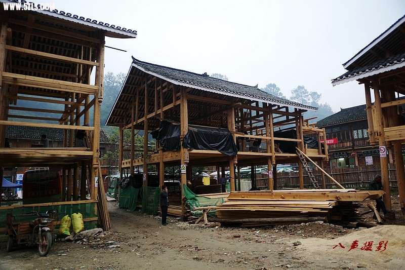 正在兴建的吊脚楼