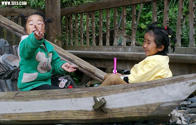 快乐的儿童，他们高兴是因为我旁边还站着两个法国人在拍摄。