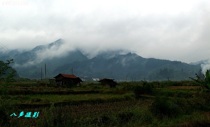 四周的山峦云遮雾绕，风景秀丽