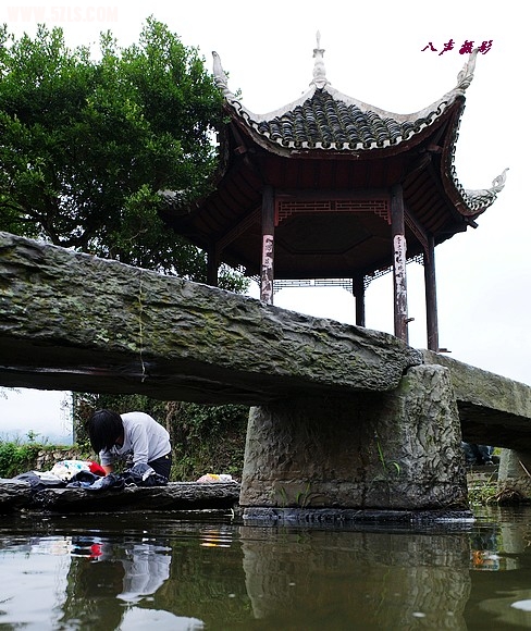 这座桥也是明代建的，虽然很窄，但它和这条小溪记录了隆里的历史