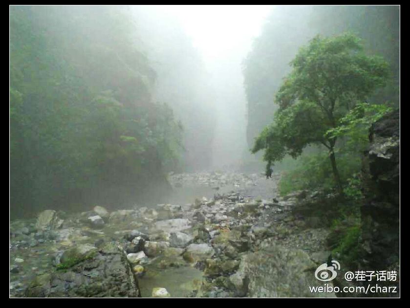 雨雾中的百溪河.jpg