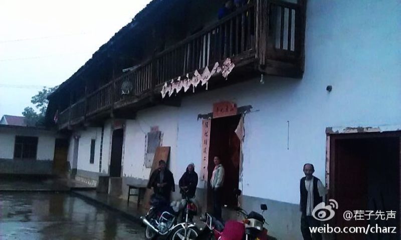 自发列队欢迎稀客.jpg