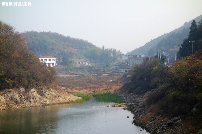 图20  水库前方山坳就是保定关.jpg