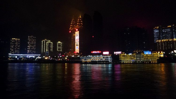 重庆夜色003（坐游轮看两江夜色）.jpg
