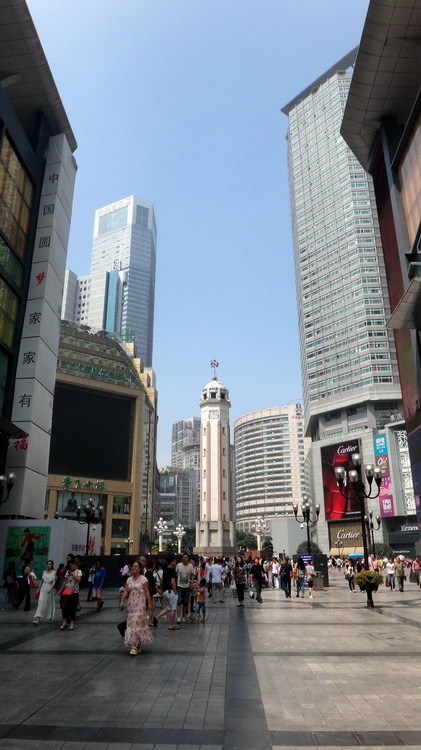 被淹没在周边的摩天大楼中的解放碑.jpg