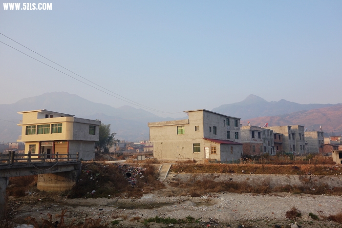 图110  从温泉村小学对面的路出来过桥.jpg