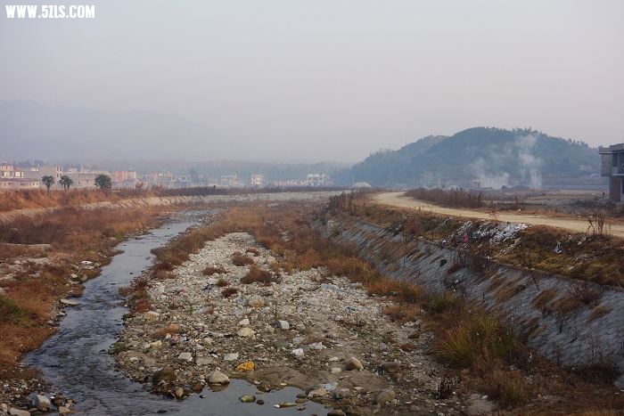 图111    当年的小河沟已改建成宽阔的河道.jpg