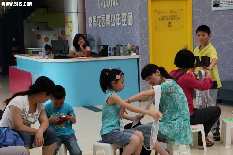 我给妈妈包扎.JPG