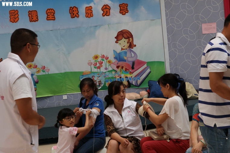 志愿者当包扎模特.JPG