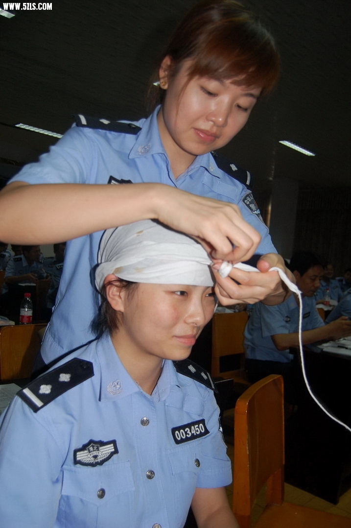 学员头部包扎.JPG