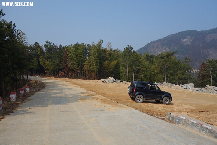 图67  向右是到河南黄柏山森林公园的景区公路.jpg