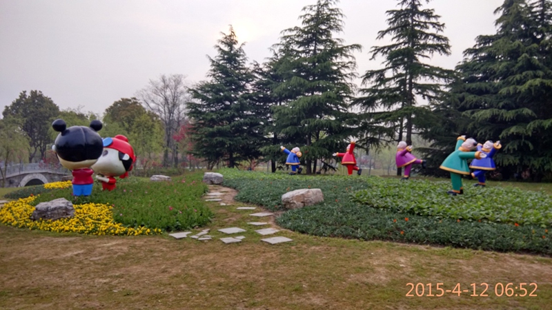 扬州瘦西湖风景区春之舞花坛.jpg