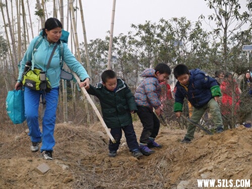这个土堆用棍更好挑土