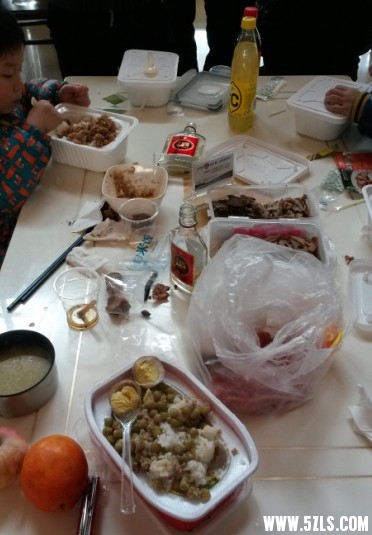 左上是憨豆正在吃自热饭。下图是我带去的豌豆肉沫自热饭，上面的卤蛋是外公卤的，浓浓的家的味道。塑料袋里 ...