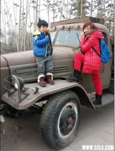 路过某废气的解放卡车，没有洗脸的顺乖妈露个眼