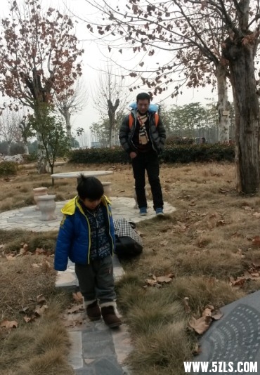 关键时刻，儿子比老公靠谱，非要替妈妈拖箱子，里面是自热饭。。