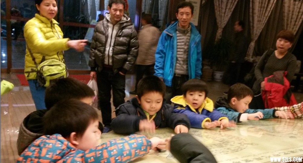 餐厅大门的地图也能让孩子们嘻哈一片