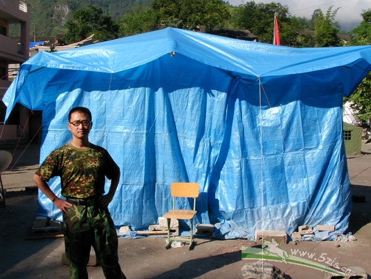 到坝底乡后条件改善了，住学校操场，这是我们的