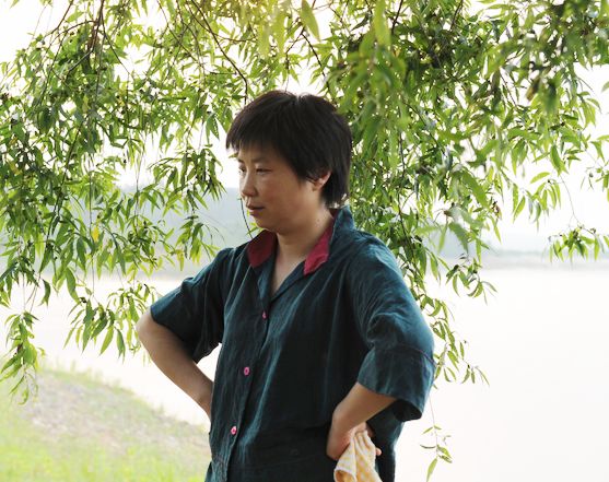 她在当监工吗?