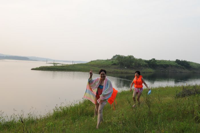 美女出浴似芙