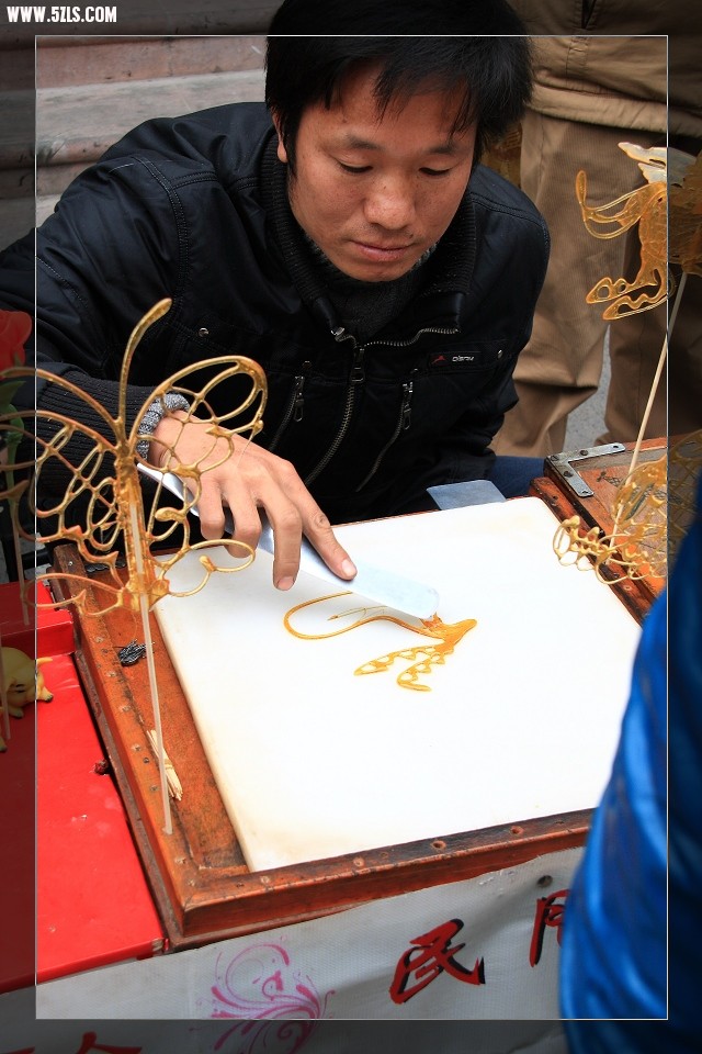 多回首也有好处，这不，发现路边的这个小摊
