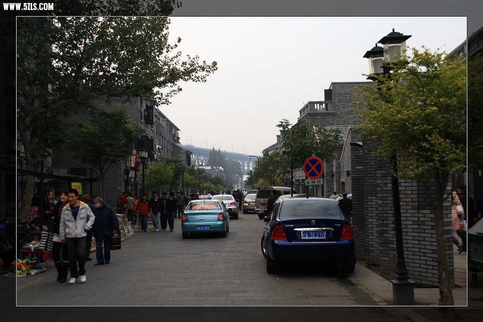 到了户部巷的门口，再回一下首