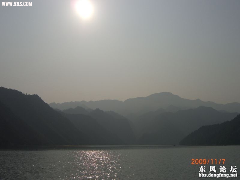 阳光下的堵河波光粼粼(驴友人在旅