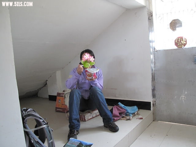 终于找到了一个角落吃面条