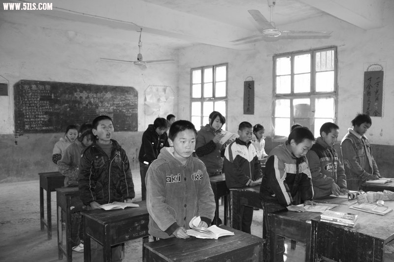 站着上课的孩子们