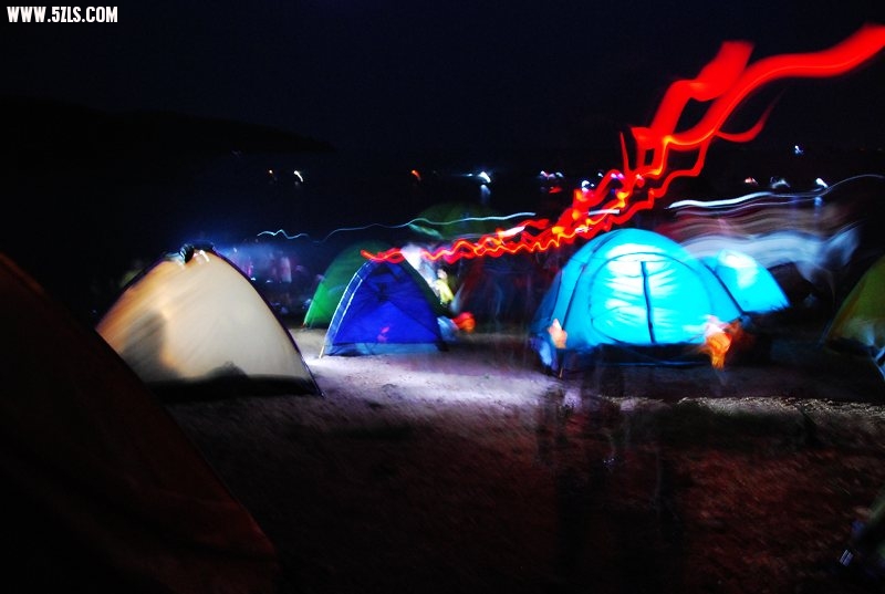营地上的夜景.jpg