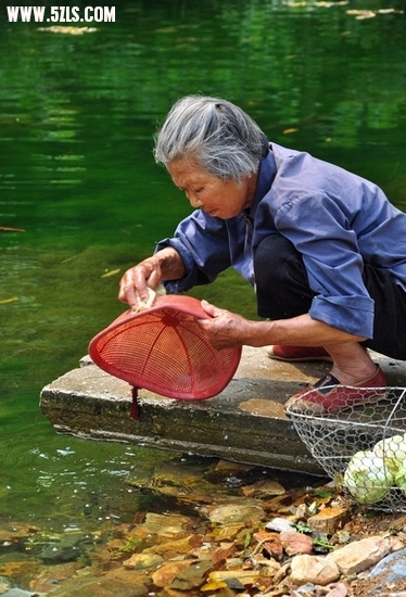 劳作的村