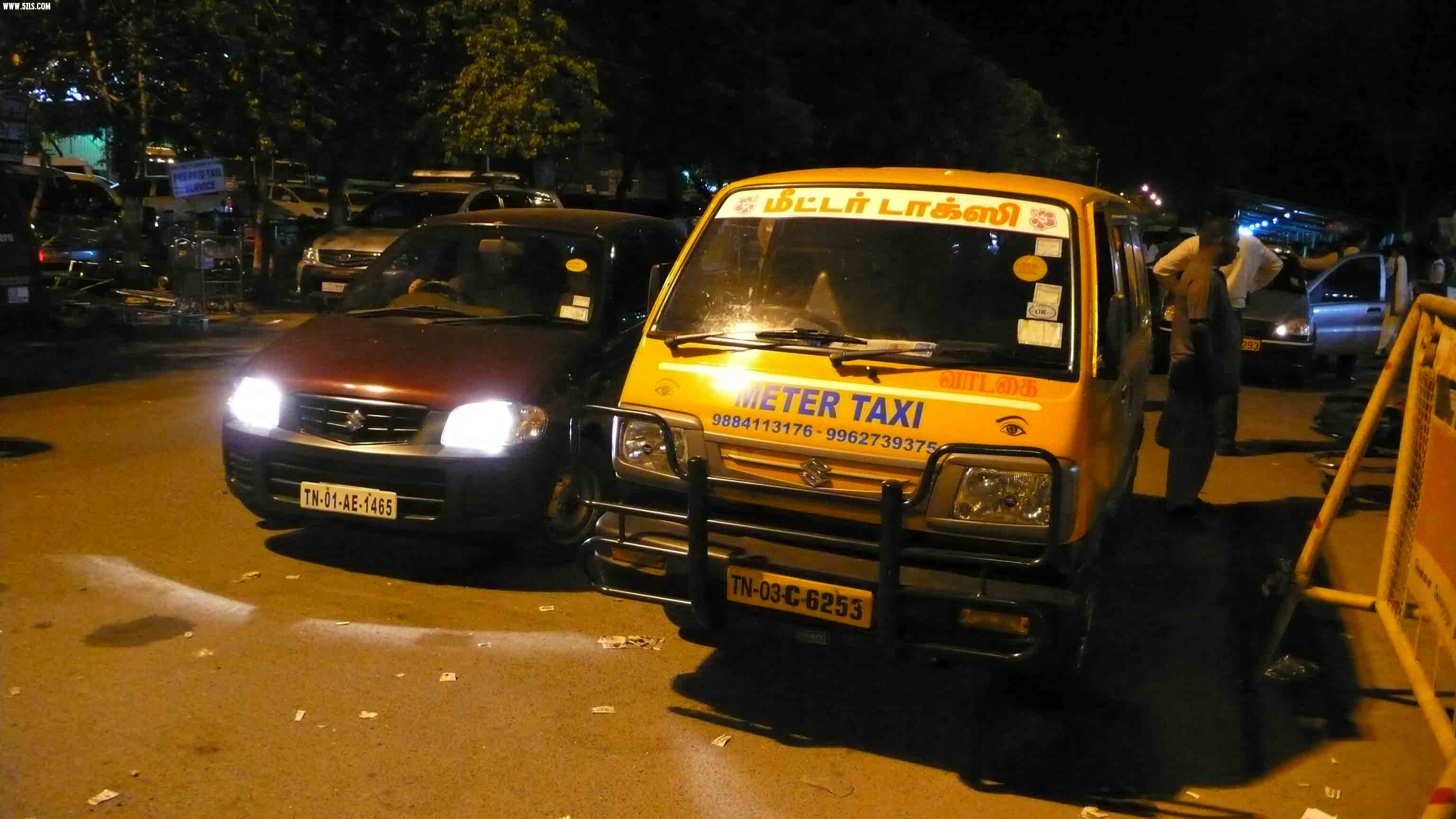 火车站前的出租车
