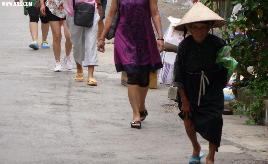 老妪与其后的几个人相映成
