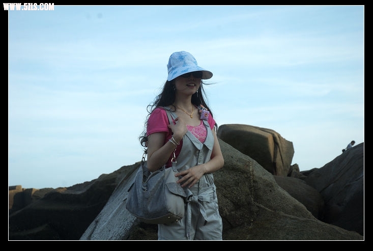 美女看着浮桥
