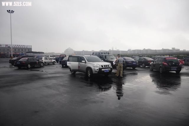 雨中集结