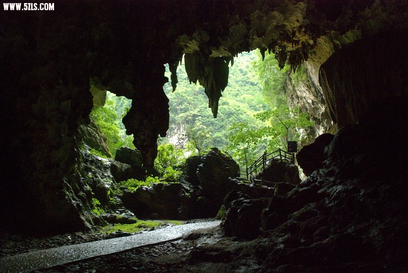 近处怪石嶙峋，远处别有洞