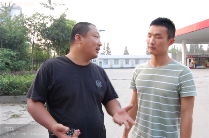 两位司机正在交流