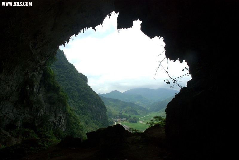 站在洞内从不同方向望远处，风景各异，美不胜收