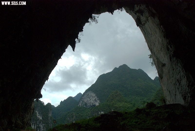 站在洞内从不同方向望远处，风景各异，美不胜收