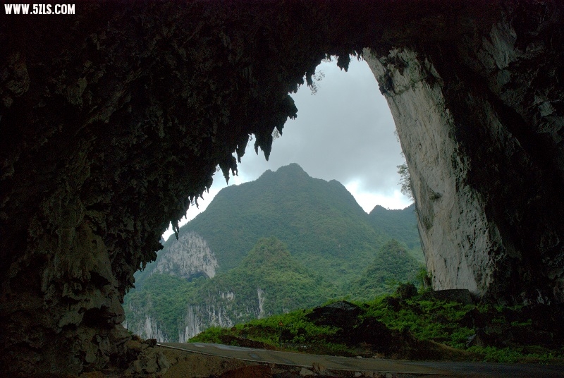 站在洞内从不同方向望远处，风景各异，美不胜收