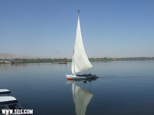 Felluke auf dem Nil vor Sofitel Luxor.jpg