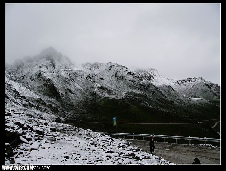回来的时候，在巴朗山垭口下起了雪