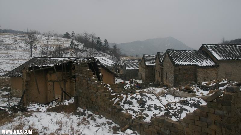 进村，残
