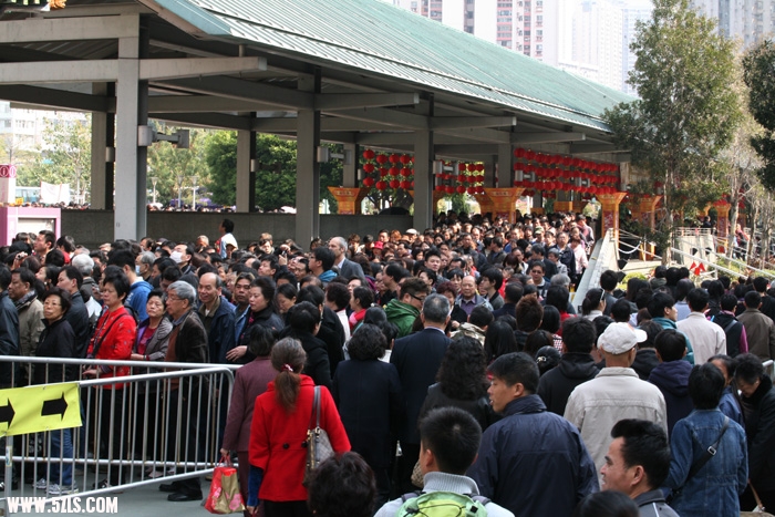 此情此景与大街上的门可罗雀形成强烈反差.jpg