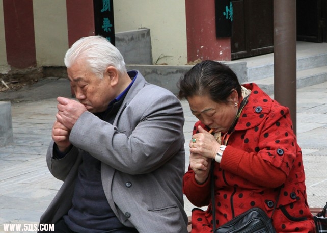 柏泉古街上的老两